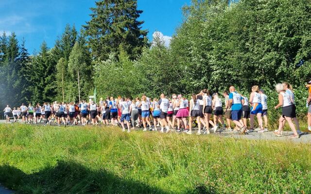 Lang lang rekke av løpere i sommervarmen på Sand. (Foto: Anita Nipen)