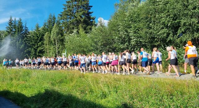 Lang lang rekke av løpere i sommervarmen på Sand. (Foto: Anita Snipen)