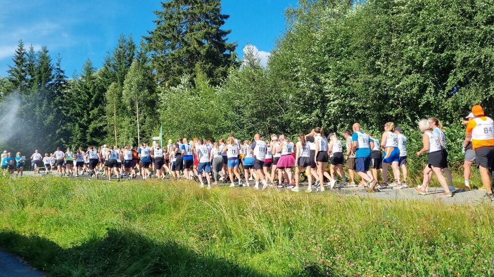 Lang lang rekke av løpere i sommervarmen på Sand. (Foto: Anita Nipen)