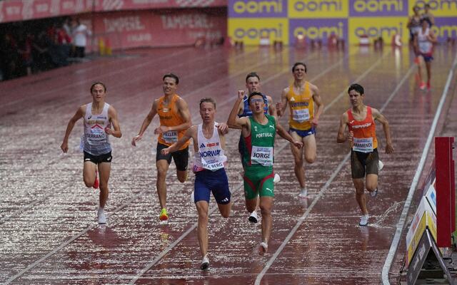 Håkon Moe Berg vinner mens portugiseren Tiago Jorge jubler for andreplass og finale på 3000 m i styrtyregnet i Tampere. (Foto: Einar Børve)