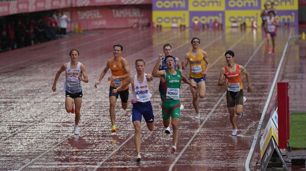 Håkon Moe Berg vinner mens portugiseren Tiago Jorge jubler for andreplass og finaleplass på 3000 m i styrtyregnet i Tampere. (Foto: Einar Børve)