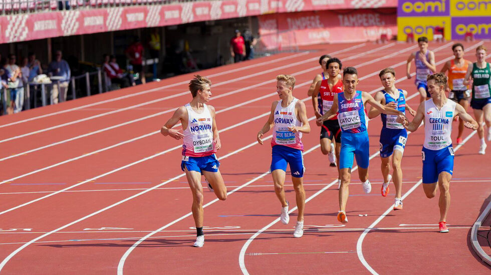 Andreas Dybdahl og Håkon Moe Berg vinner det andre kvalifiseringsheatet, og de er sammen med Magnus Øyen klar for finale på søndag. (Foto: Einar Børve)