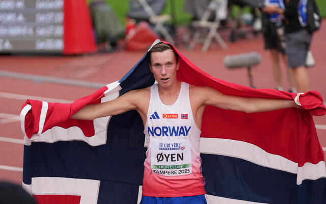 Magnus Øyen kunne ikle seg det norske flagget som markerer bronsemedaljen på 3000 meter i U20-EM. (Alle foto: Einar Børve)