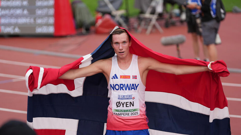 Magnus Øyen kunne ikle seg det norske flagget som markerer bronsemedaljen på 3000 meter i U20-EM. (Alle foto: Einar Børve)