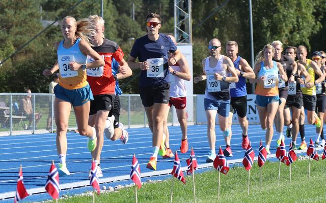 Fra starten for det tredje heatet som siktet seg inn mellom 35 og 40 minutter i fjorårets utgave av HOKA-mila. (Foto: Rolf Bakken)