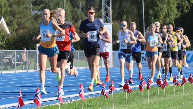 Fra starten for det tredje heatet som siktet seg inn mellom 35 og 40 minutter i fjorårets utgave av HOKA-mila. (Foto: Rolf Bakken)
