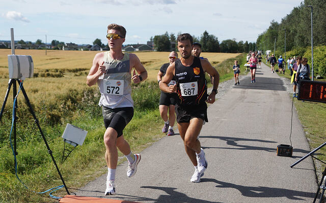 Didrik Bredesen (til venstre) løp 10 km på 35:20 og var blant de mange som perset i Perseløpet. Her sammen med Odd Vardo Gundersen Sagbakken som løp halvmaraton. (Foto: Bjørn Saksberg/Perseløpet)
