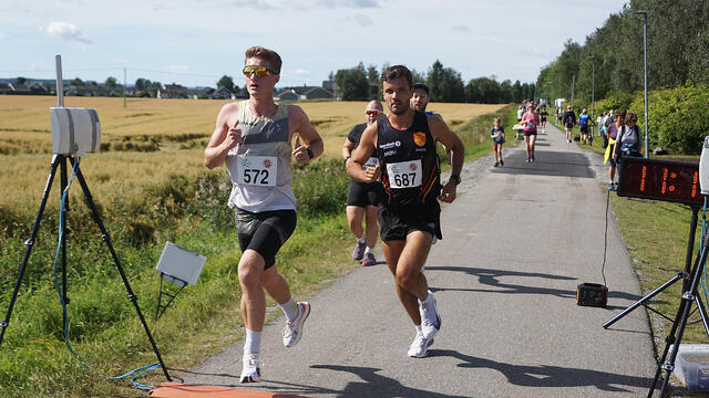 Didrik Bredesen (til venstre) på 10 km på 35:20 og var blant de mange som perset i Perseløpet. Her sammen med Odd Vardo Gundersen Sagbakken som løp halvmaraton. (Foto: Bjørn Saksberg/Perseløpet)