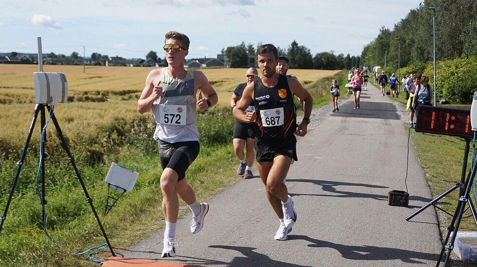 Didrik Bredesen (til venstre) på 10 km på 35:20 og var blant de mange som perset i Perseløpet. Her sammen med Odd Vardo Gundersen Sagbakken som løp halvmaraton. (Foto: Bjørn Saksberg/Perseløpet)