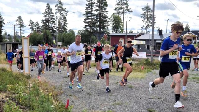 Fra starten på 6,5 km som hadde god alderspredning. (Foto: Østby IL)
