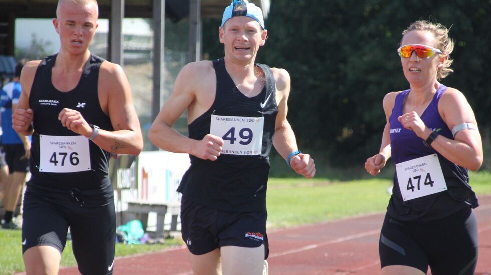 5.000 m: Anders Tveit, Birkenes IL flankeres af Herman Bomhoff Gustavsen og Helen Palmer begge Kristiansand løpeklubb. (Alle foto: Henrik Kofoed Nielsen))
