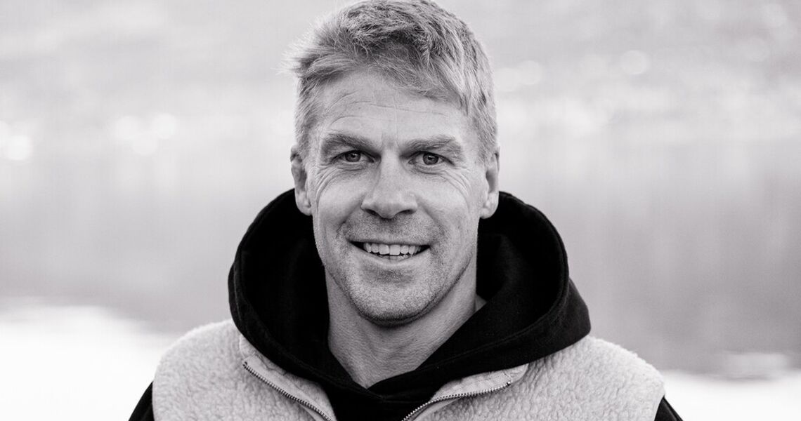 Ekspedisjonsleder og organisasjonspsykolog Lars Christian Larssen hjelper ledere med å ta styring på energi – ikke bare tid – for å hindre at folk brenner ut i det stille. (Foto: privat)