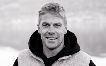 Ekspedisjonsleder og organisasjonspsykolog Lars Christian Larssen hjelper ledere med å ta styring på energi – ikke bare tid – for å hindre at folk brenner ut i det stille. (Foto: privat)