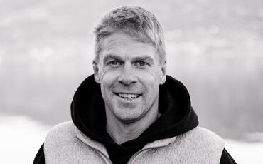 Ekspedisjonsleder og organisasjonspsykolog Lars Christian Larssen hjelper ledere med å ta styring på energi – ikke bare tid – for å hindre at folk brenner ut i det stille. (Foto: privat)