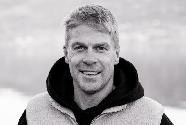 Ekspedisjonsleder og organisasjonspsykolog Lars Christian Larssen hjelper ledere med å ta styring på energi – ikke bare tid – for å hindre at folk brenner ut i det stille. (Foto: privat)