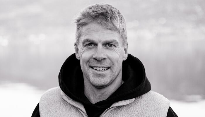 Ekspedisjonsleder og organisasjonspsykolog Lars Christian Larssen hjelper ledere med å ta styring på energi – ikke bare tid – for å hindre at folk brenner ut i det stille. (Foto: privat)