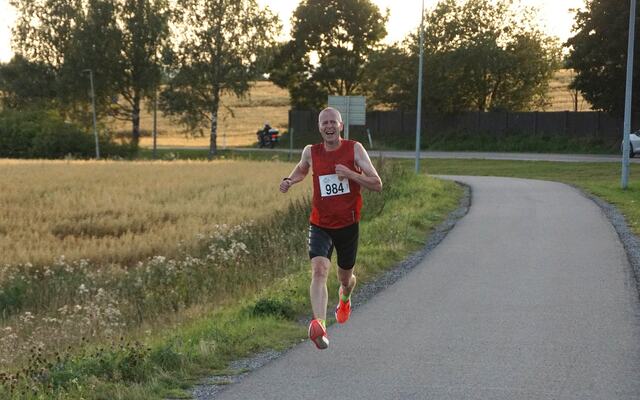 Terje Gulbrandsen presser ut de siste kreftene på 3 km onsdag kveld. (Foto: Bjørn Saksberg/Perseløpet)