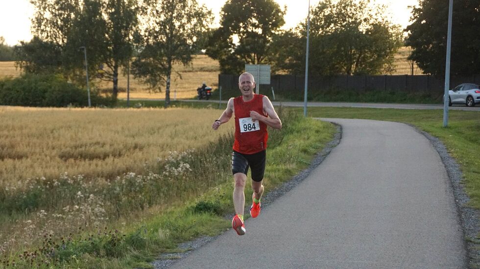Terje Gulbrandsen presser ut de siste kreftene på 3 km onsdag kveld. (Foto: Bjørn Saksberg/Perseløpet)
