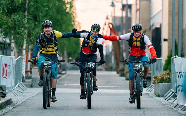 Målgang etter 700 km for Team KCK Seyffarth og Håkon Rolland (fra venstre), Tom-Viggo Vårdal og Erik Bang. (Alle foto: privat/Team KCK Seyffarth)