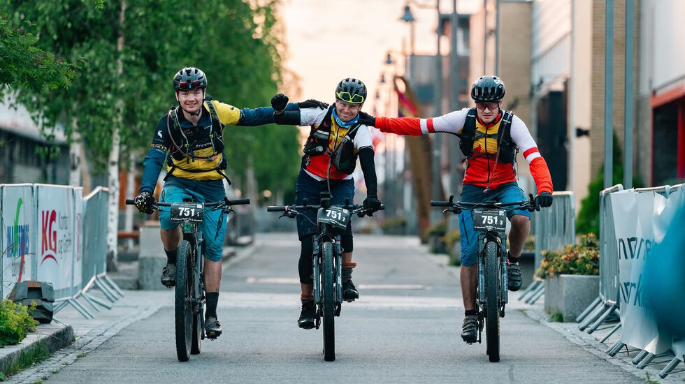Målgang etter 700 km for Team KCK Seyffarth og Håkon Rolland (fra venstre), Tom-Viggo Vårdal og Erik Bang. (Alle foto: privat/Team KCK Seyffarth)