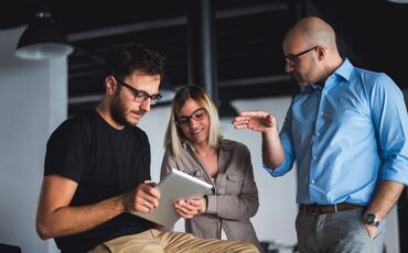 God lederutvikling starter der du møter virkelige utfordringer – ikke bare i kursrommet. (Foto: Istock.com) God lederutvikling starter der du møter virkelige utfordringer – ikke bare i kursrommet. (Foto: Istock.com)