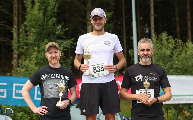 Premiepallen menn maraton: Stein Henrik Olaussen, Aurelien Reusse og Espen Egeland Valseth. (Alle foto: Arne Dag Myking)