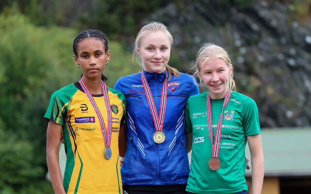 Seierspallen på 1500 m i KU20 i junior-NM på Fana stadion lørdag (fra v.): Venus Abraham Teffera, Vilde-Sofie Torvund og Kaja Holte Fjeldstad. (Foto: Arne Dag Myking)