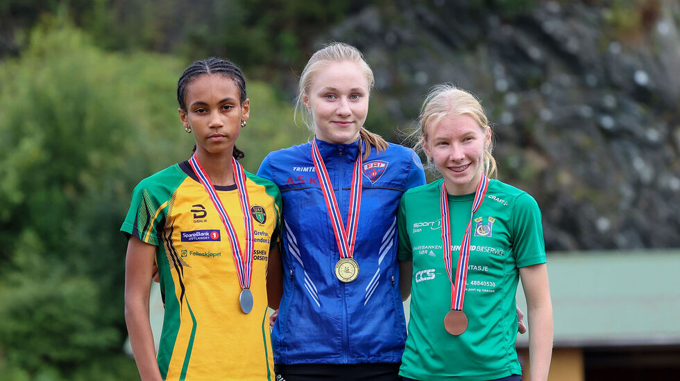 Seierspallen på 1500 m i KU20 i junior-NM på Fana stadion lørdag (fra v.): Venus Abraham Teffera, Vilde-Sofie Torvund og Kaja Holte Fjeldstad. (Foto: Arne Dag Myking)