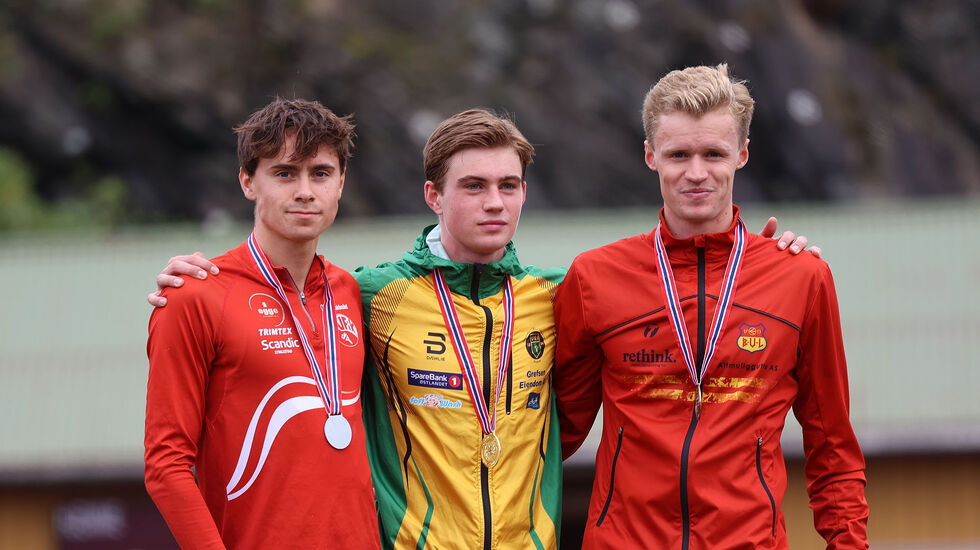 Medaljetrioen på 1500 m i MU23 (fra v.): Sigurd Egeland Valset, Trym Fjøsne-Hexeberg og Johannes Dalland. (Foto: Arne Dag Myking)