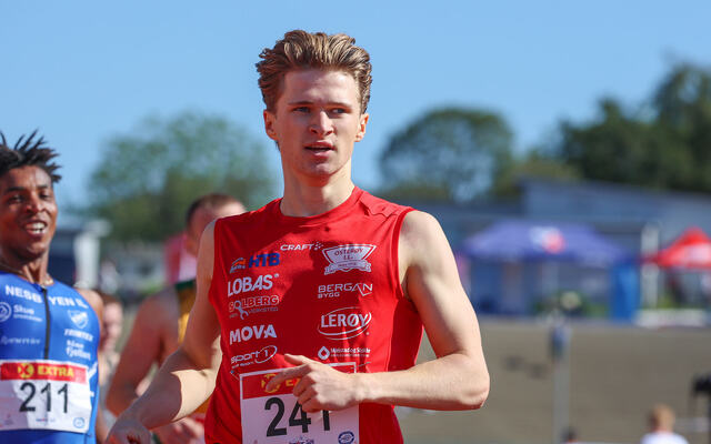 Vegard Høylo Trefall i det han kan konstatere at han er norsk mester på 800 meter i MU20-klassen. (Foto: Arne Dag Myking)