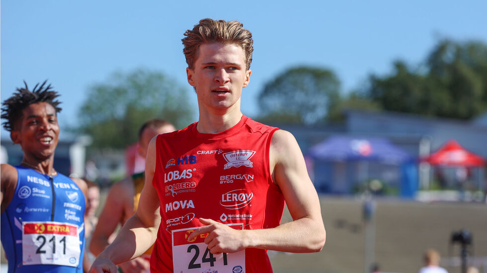 Vegard Høylo Trefall i det han kan konstatere at han er norsk mester på 800 meter i MU20-klassen. (Foto: Arne Dag Myking)