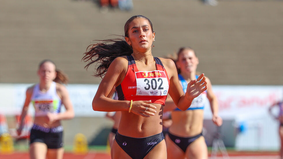 Ingen foran og heller ingen ved siden av Line Safaa Al-Saiddi på verken 200 m eller 800 m på Fana stadion søndag formiddag. (Foto: Arne Dag Myking) 