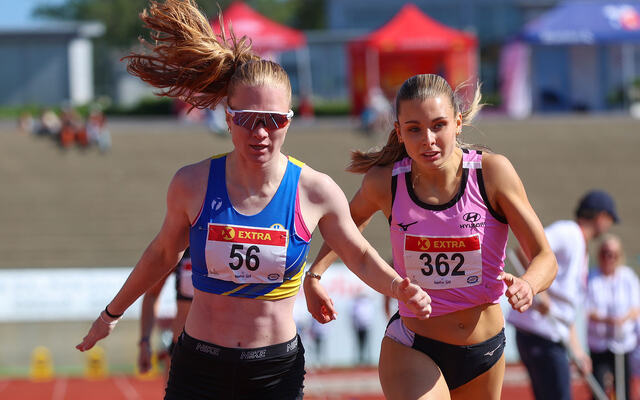 Mina Mikkelsen Sørensen (til v.) tar 800 m-gullet med minimal margin til Emma Endresen. (Foto: Arne Dag Myking)
