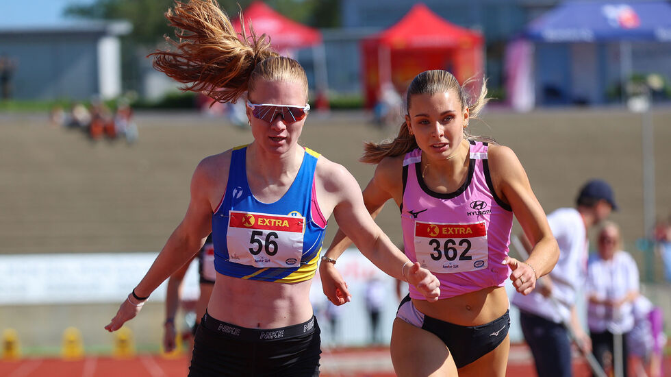 Mina Mikkelsen Sørensen (til v.) tar 800 m-gullet med minimal margin til Emma Endresen. (Foto: Arne Dag Myking)