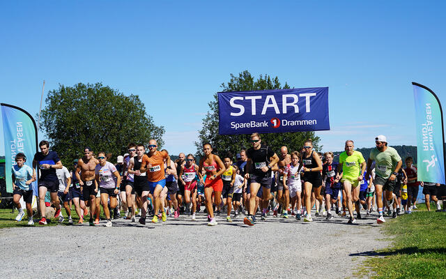 Godt over 100 løpere i alle aldre la ut fra start på Knivestranda sør for Drammen. (Foto: Eirik Jelstad)
