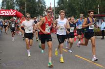 Nesten 100 løpere legger av gårde på hoveddistansen 10 km i Trysil sentrum lørdag. (Foto: Rolf Bakken)