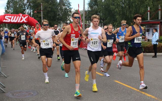 Nesten 100 løpere legger av gårde på hoveddistansen 10 km i Trysil sentrum lørdag. (Foto: Rolf Bakken)