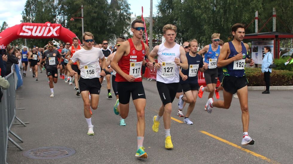 Nesten 100 løpere legger av gårde på hoveddistansen 10 km i Trysil sentrum lørdag. (Foto: Rolf Bakken)