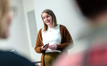 Som leder i designbyrået Anunatak har Emma Julie Bjørneset skapt en kultur der energi, ærlighet og mellomrom er like viktige som leveranser og lønnsomhet. Som leder i designbyrået Anunatak har Emma Julie Bjørneset skapt en kultur der energi, ærlighet og mellomrom er like viktige som leveranser og lønnsomhet.