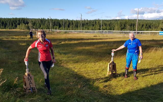 Anne Guri Jevne (til v.) og Anne Karin Westby målstempler på langrennsarenaen.
