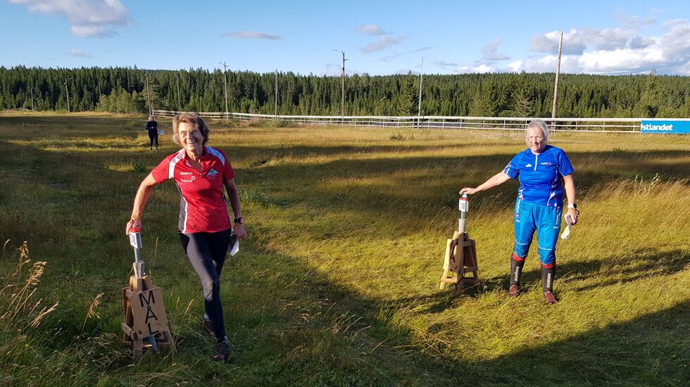 Anne Guri Jevne (til v.) og Anne Karin Westby målstempler på langrennsarenaen.