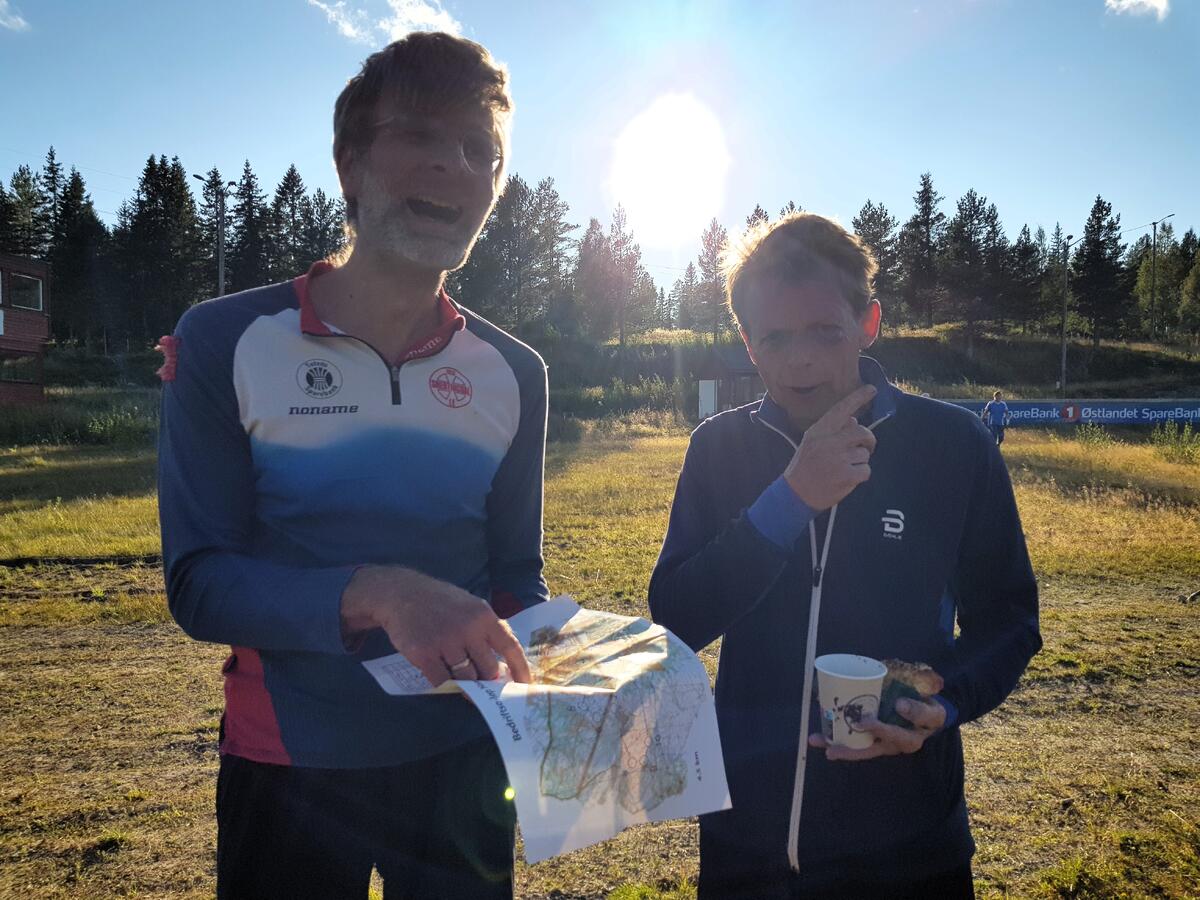 Michael Sætvedt og Bjørn Solbergseter diskuterer kart og løype i kveldssola