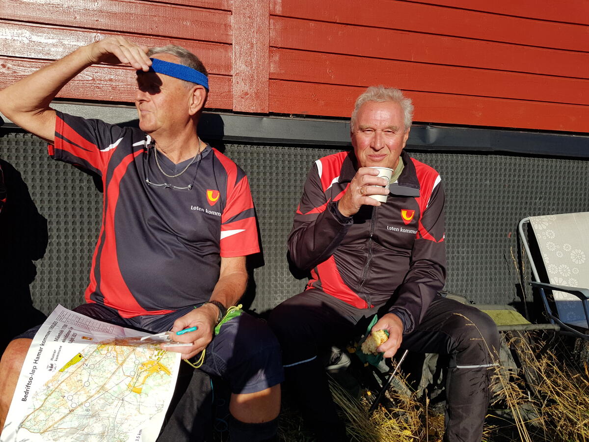 Odd Arne Blystad og Steinar Libak koser seg i solveggen etter løpet