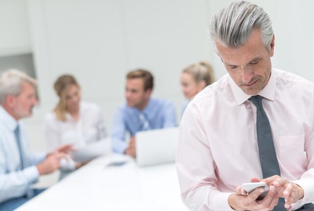 En leder som ikke er til stede – i møter, samtaler og relasjoner – fratar teamet støtte, retning og trygghet. Tilstedeværelse er grunnmuren i godt lederskap. (Foto: istock.com)