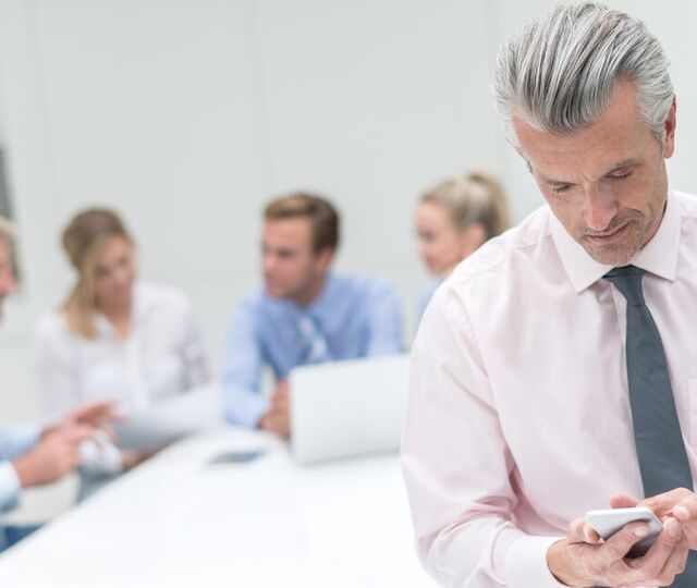 En leder som ikke er til stede – i møter, samtaler og relasjoner – fratar teamet støtte, retning og trygghet. Tilstedeværelse er grunnmuren i godt lederskap. (Foto: istock.com)