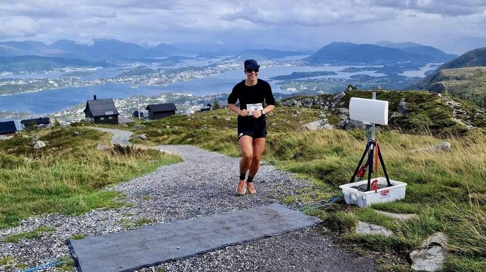 Beste kvinne i Vardeløpet i 2024, Stine Flo går i mål ved Vonhytta. Foto: Arrangør