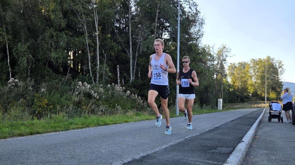 Anders Hekkli dro Arve Listaul til både løyperekord og pers på 10 km i høstpremieren i Bø. (Foto: Rune Romnes)