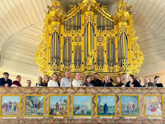 blide av mennesker i Tårnedalen kirke