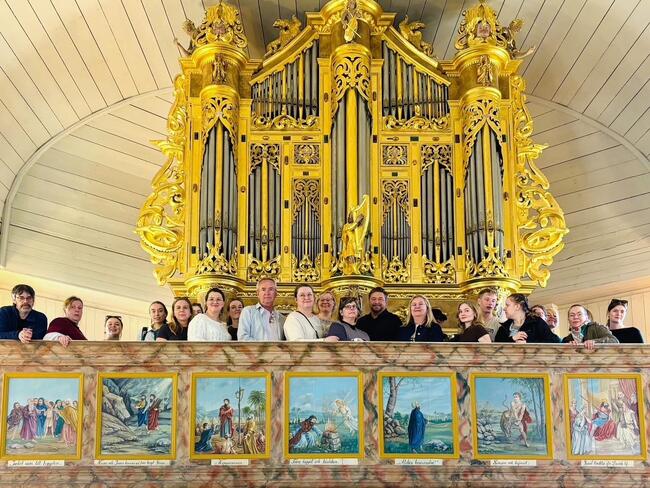 blide av mennesker i Tårnedalen kirke