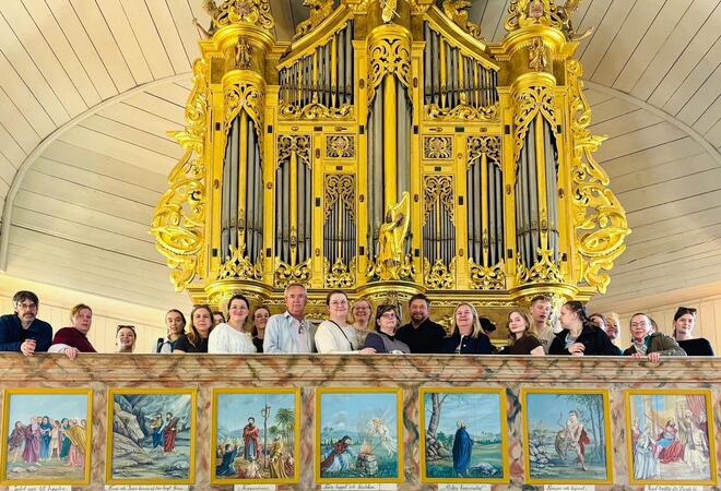 blide av mennesker i Tårnedalen kirke